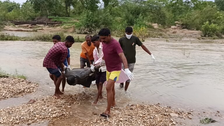 मछली पकड़ने के दौरान हुई थी घटना, बहकर लापता ग्रामीण का 48 घंटे बाद मिला शव