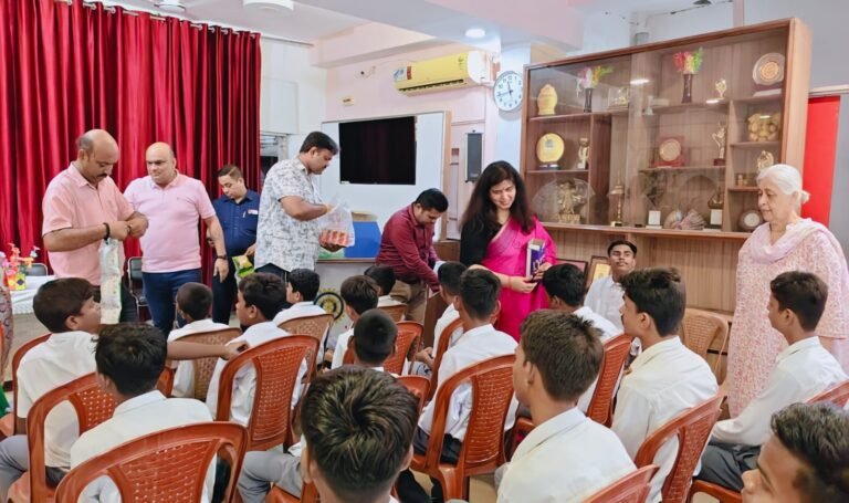 दिव्य ज्योति स्कूल पहुंचीं भाजपा की राष्ट्रीय उपाध्यक्ष सरोज पांडेय, दिव्यांग बच्चों के बीच बिताए आत्मीय पल