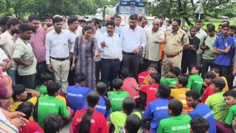 प्रिंसिपल को हटाने मुख्य मार्ग पर धरने पर बैठे, पहले विधायक की गाड़ी भी रोक चुके हैं छात्रअव्यवस्थाओं को लेकर एकलव्य विद्यालय के छात्रों ने किया चक्काजाम