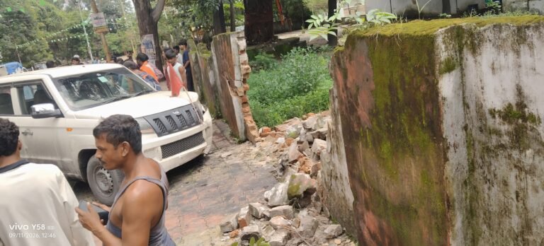 मंदिर की बाउंड्रीवाल को बोलेरो ने मारी टक्कर दीवार क्षतिग्रस्त, पुलिस ने की कार्रवाई