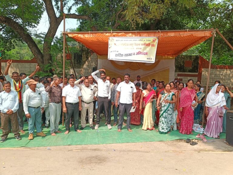 कलेक्टर दर कर्मचारियों को नियमित वेतनमान देने की मांग, लघु वेतन कर्मचारी संघ ने दिया धरना, आईटीआई चौक पर किया प्रदर्शन