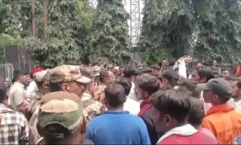 हरदी बाजार में बुलडोजर कार्रवाई के खिलाफ उबाल , विधायक प्रेमचंद पटेल की अगुवाई में ग्रामीणों का सीजीएम कार्यालय के बाहर प्रदर्शन, मुख्य द्वार पर की तालाबंदी