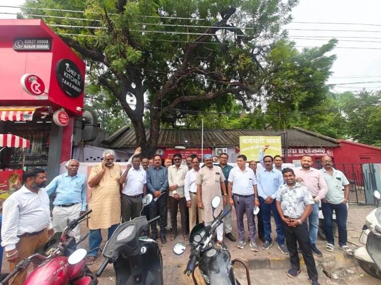 आठ सूत्रीय मांगों को लेकर 30 सितंबर को संभाग मुख्यालयों में धरना / कर्मचारी-पेंशनर मुख्यमंत्री के नाम संभागायुक्त को सौंपेंगे ज्ञापन, तैयारी बैठक में आंदोलन को सफल बनाने का संकल्प