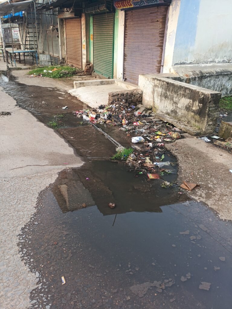 एसीसीएल कॉलोनी की नाली का गंदा पानी सड़क पर, प्रशासन मौन