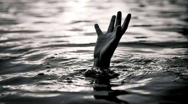 मछली पकड़ते समय एनिकट के गहरे पानी में समाया ग्रामीण / पत्नी ने आंखों के सामने डूबते पति को बचाने का किया प्रयास, देर शाम तक चला रेस्क्यू, नहीं मिला सुराग